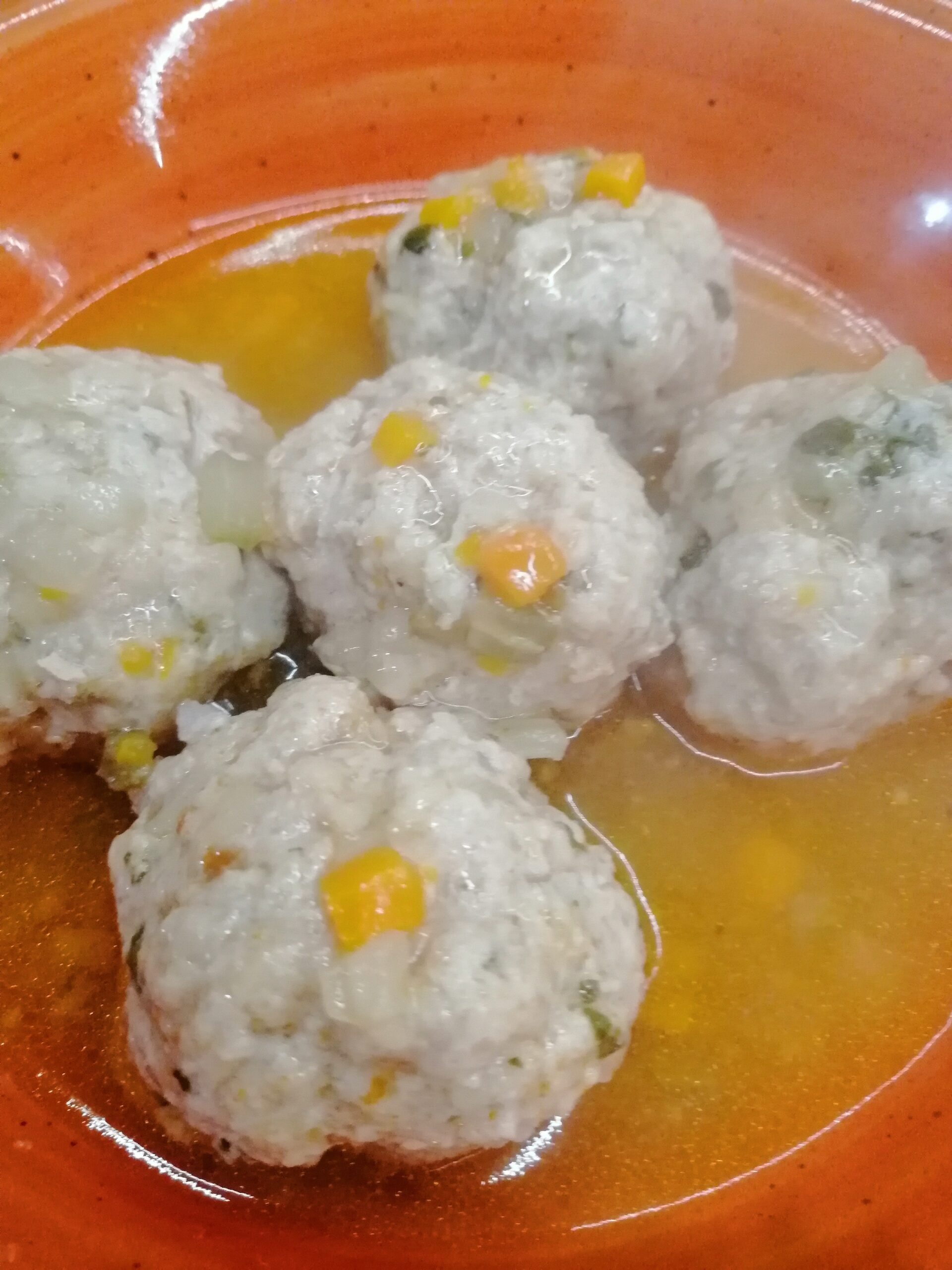 Albóndigas en salsa con patata rallada