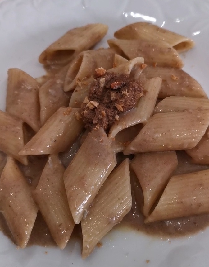 Salsa de gorgonzola con paté de aceitunas taggiasche y migas de pan tostadas