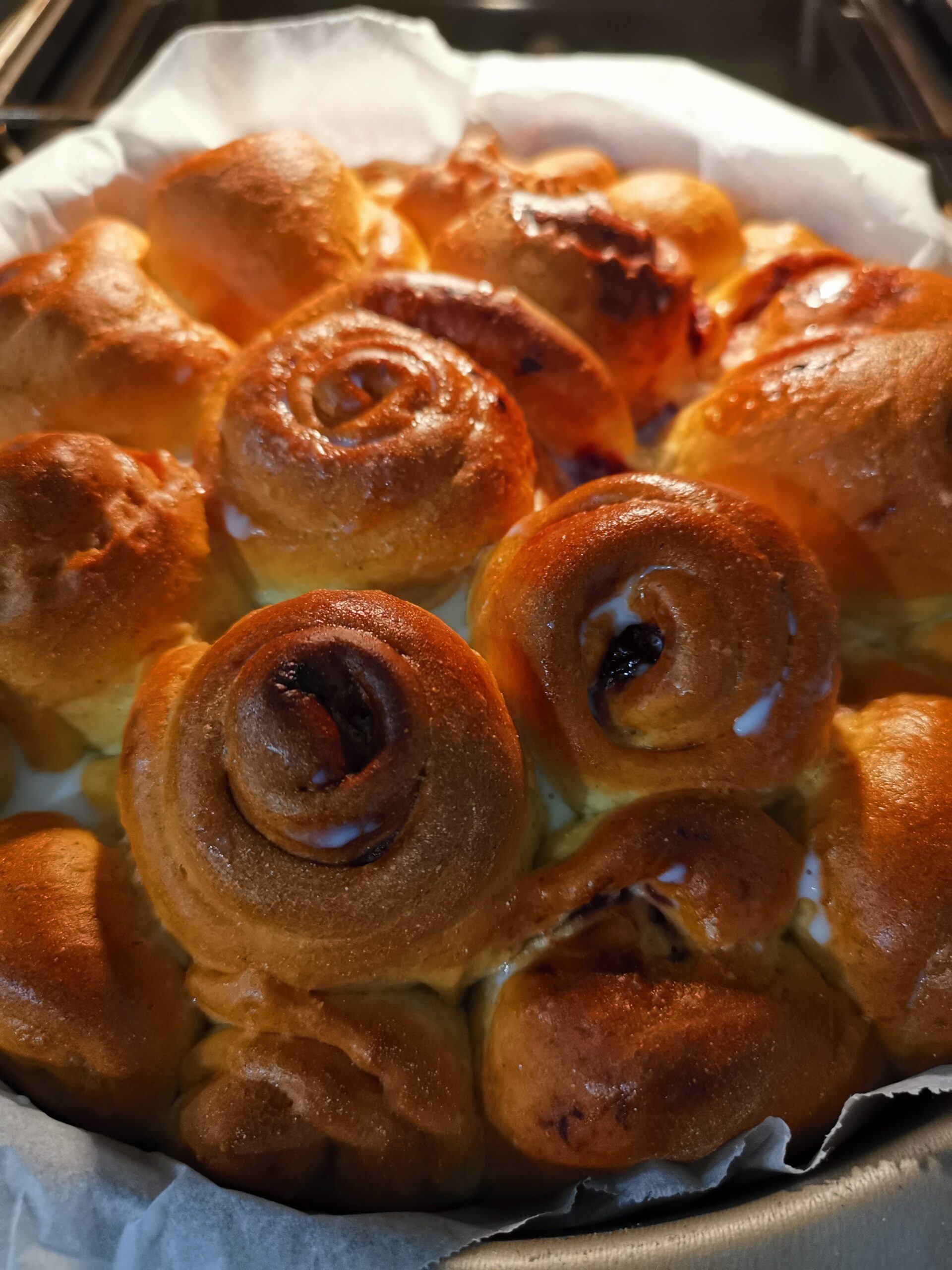 Rosas de pan brioche con cereza ácida