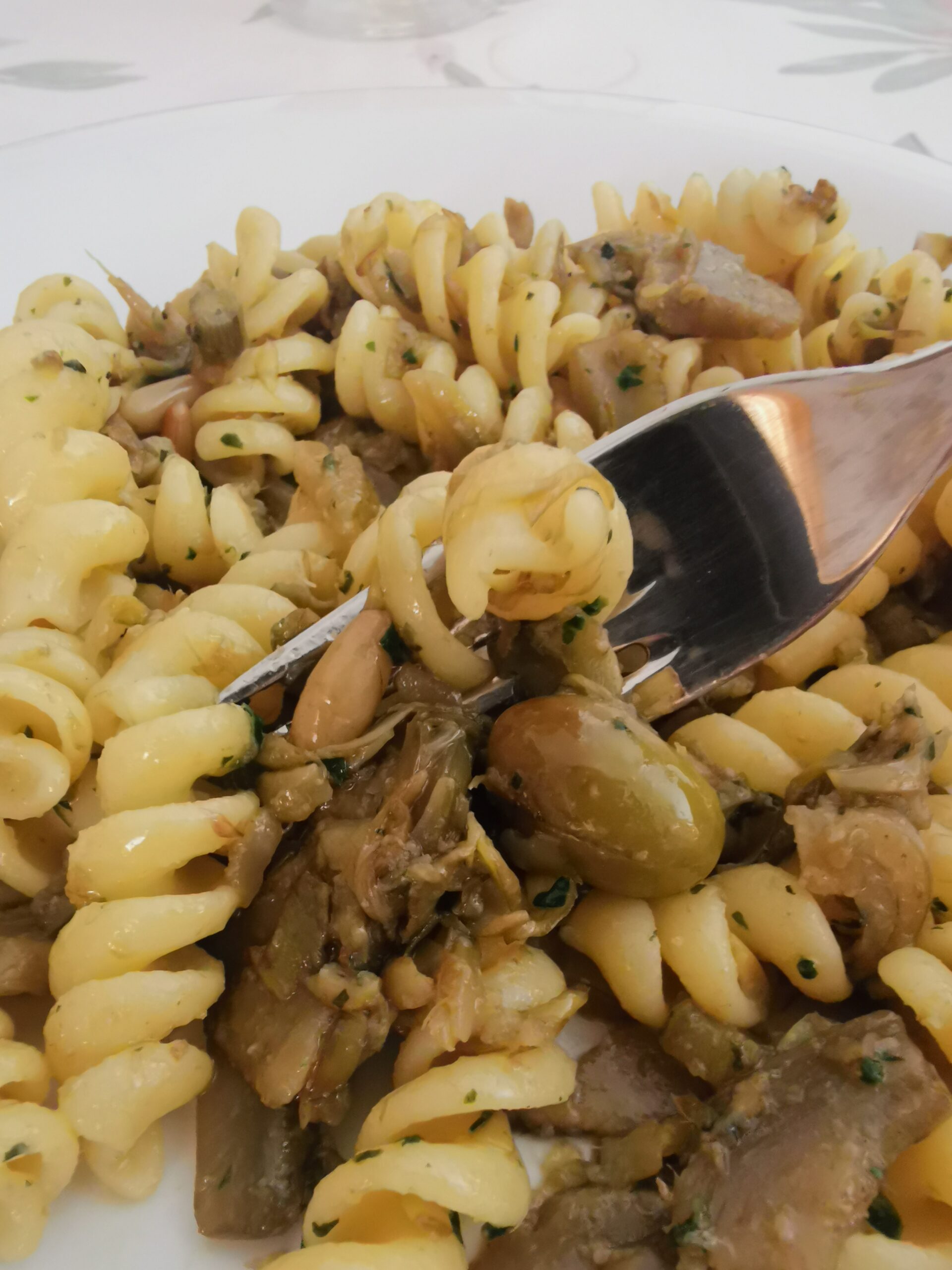 Fusilli con alcachofas