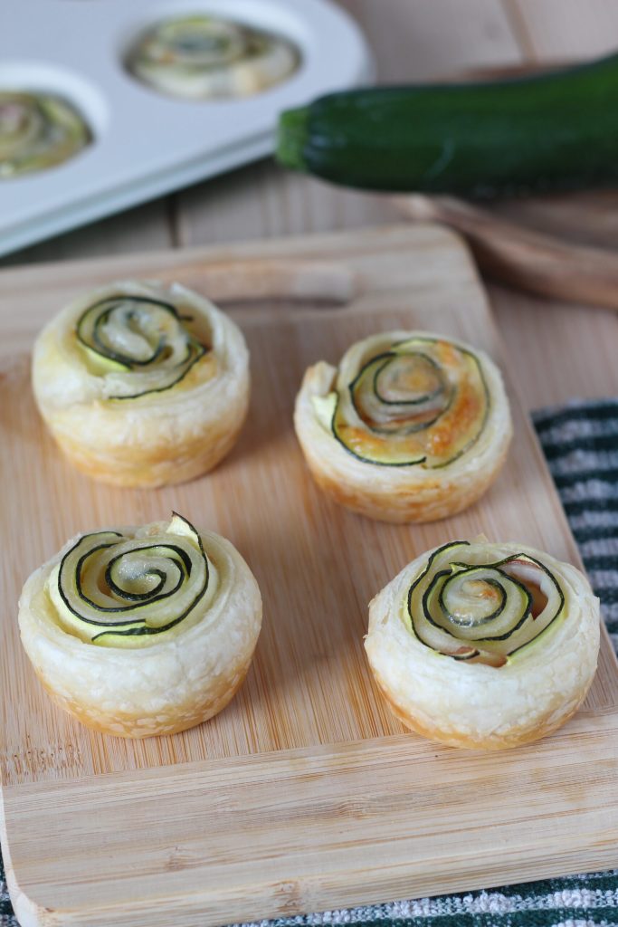 rosas de hojaldre con calabacines, speck y scamorza