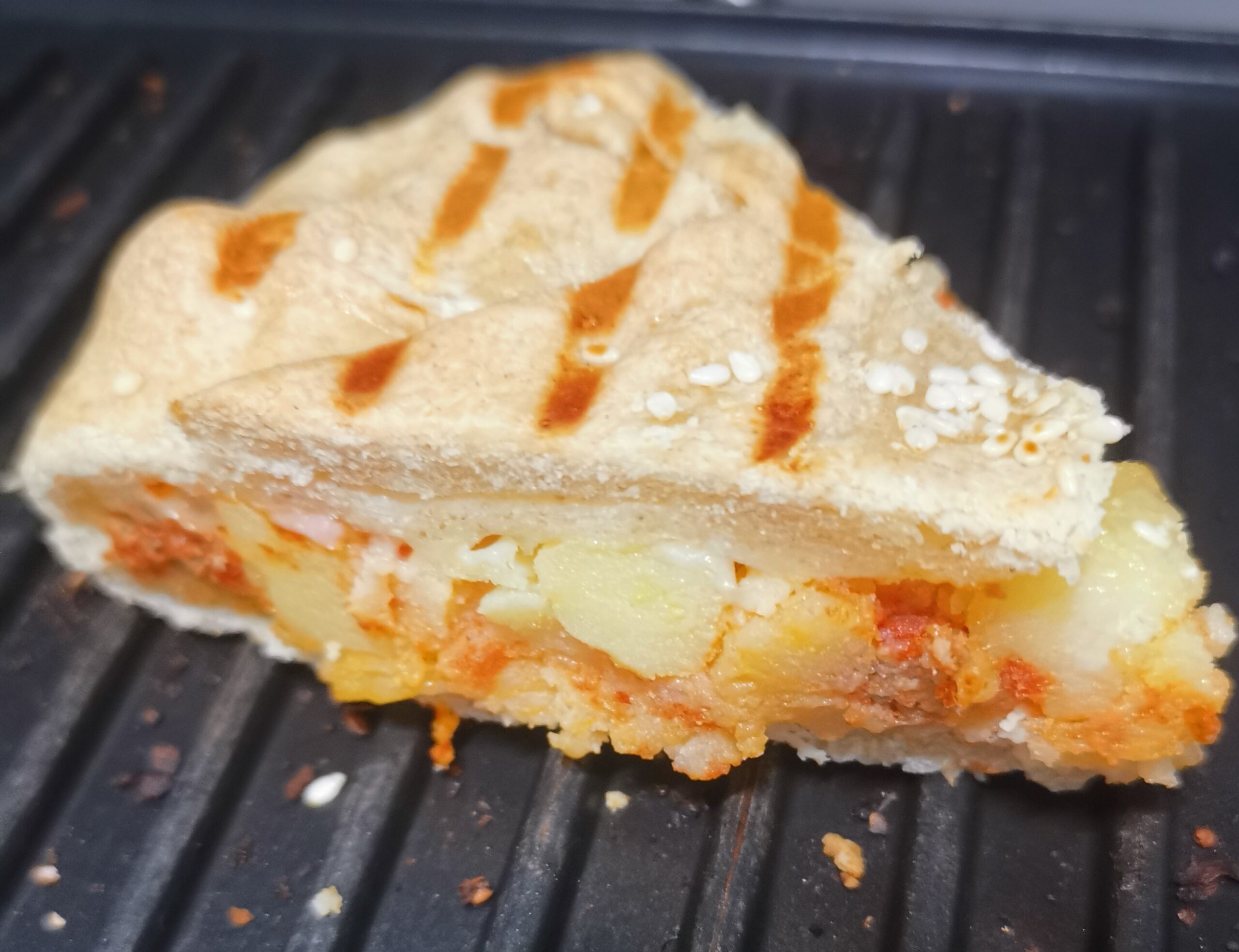 Tarta salada con salsa y mozzarella