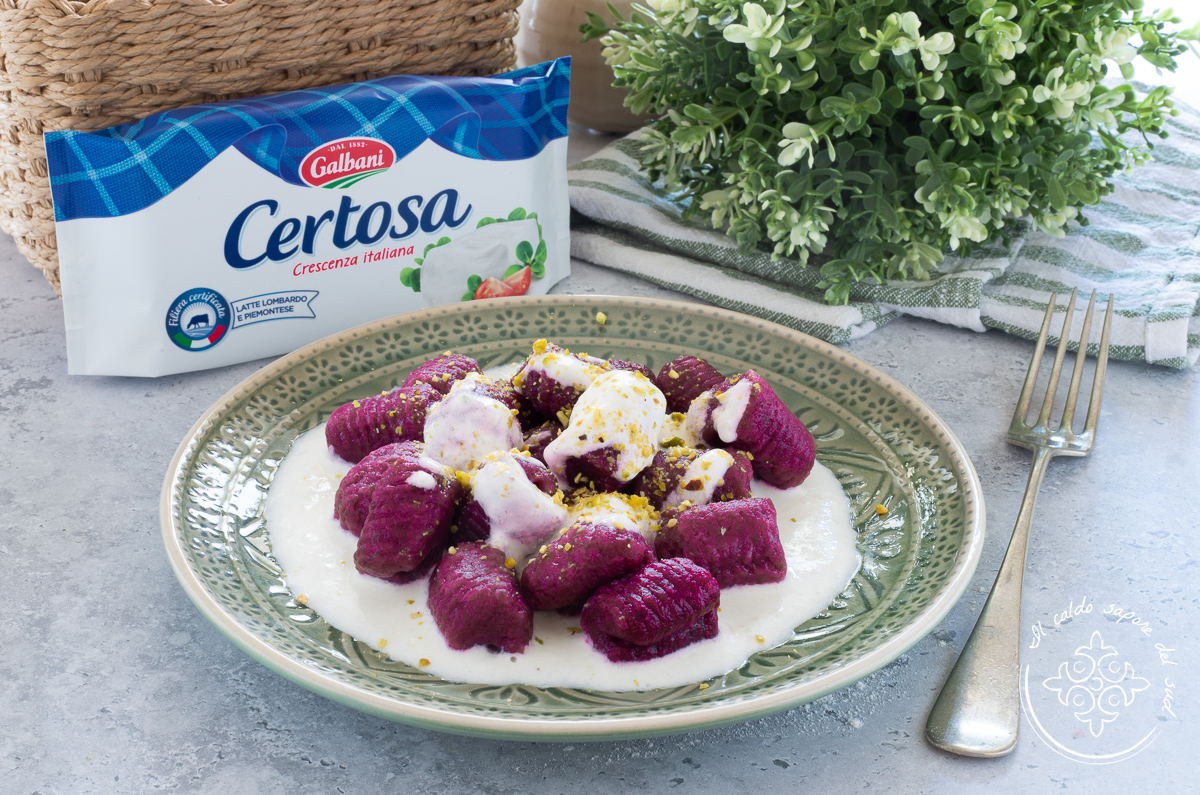 Ñoquis de remolacha con crema de Certosa y parmesano