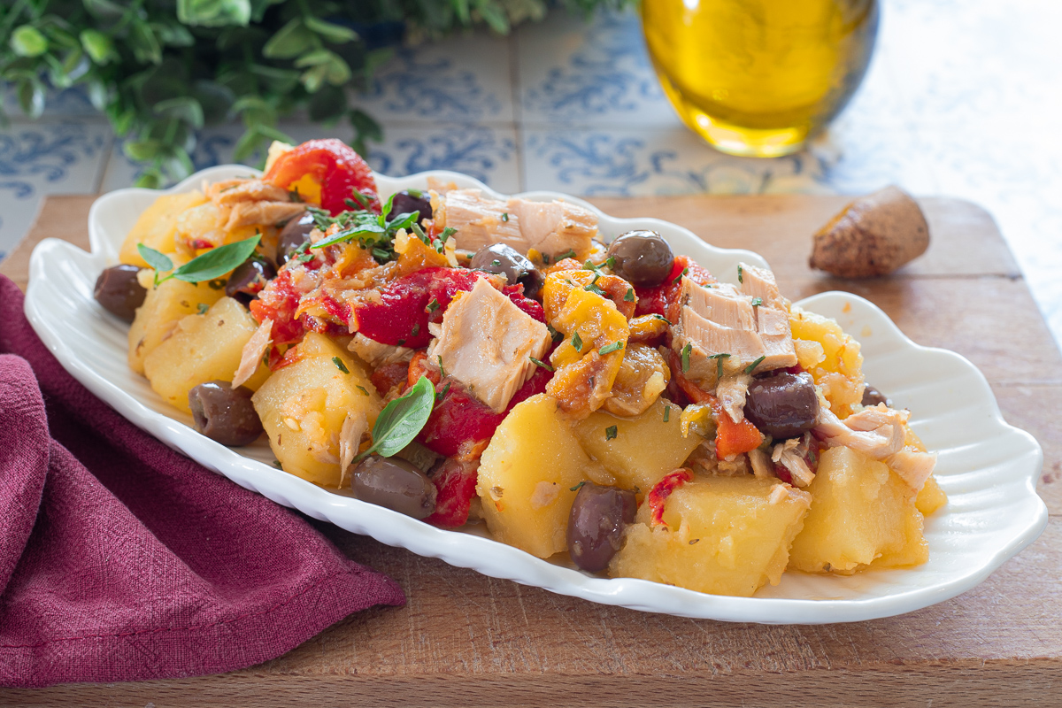 Ensalada de patatas, pimientos y atún