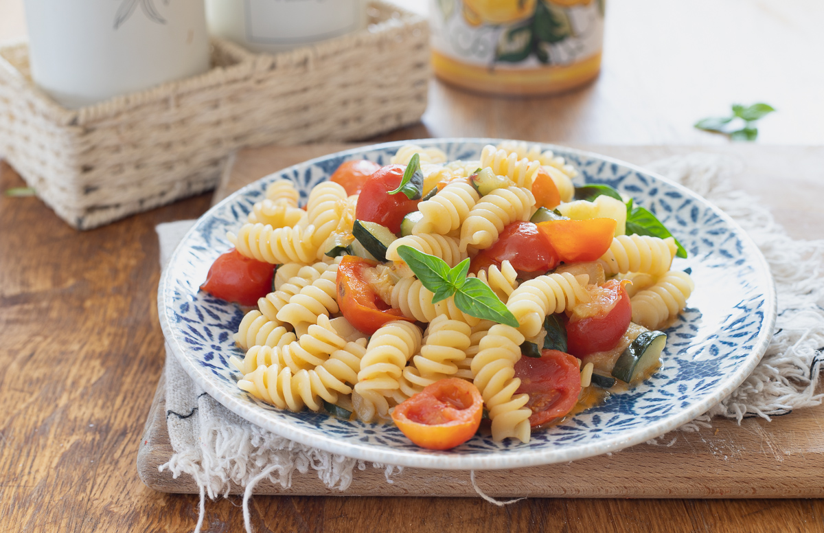Pasta con calabacines y tomatitos