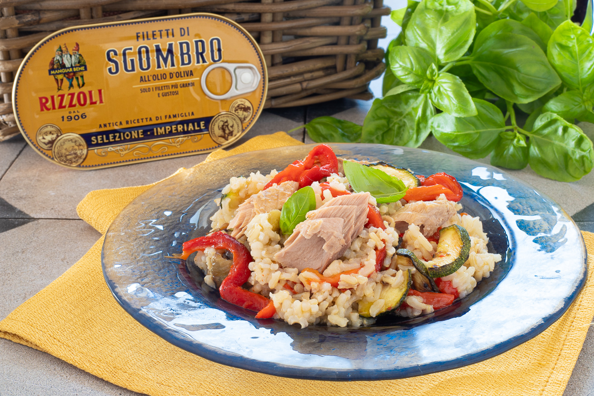 Ensalada de arroz con caballa y verduras a la parrilla