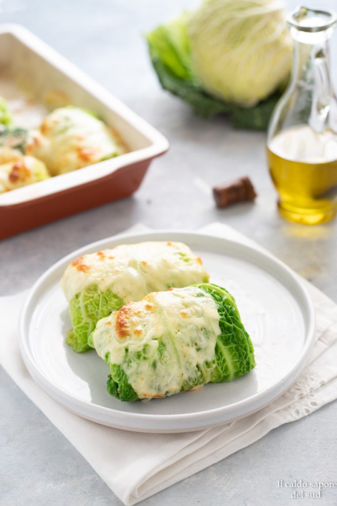 Rollitos de col rizada con patatas jamón y queso