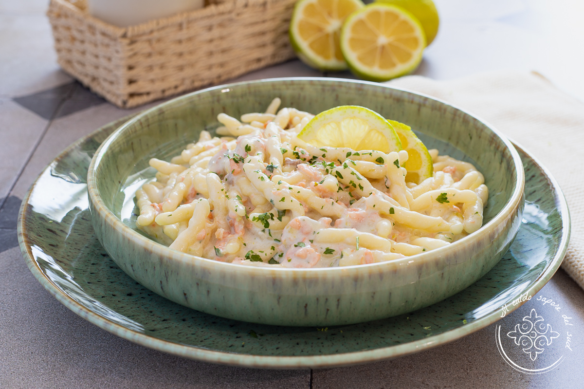 Pasta con salmón ahumado y limón