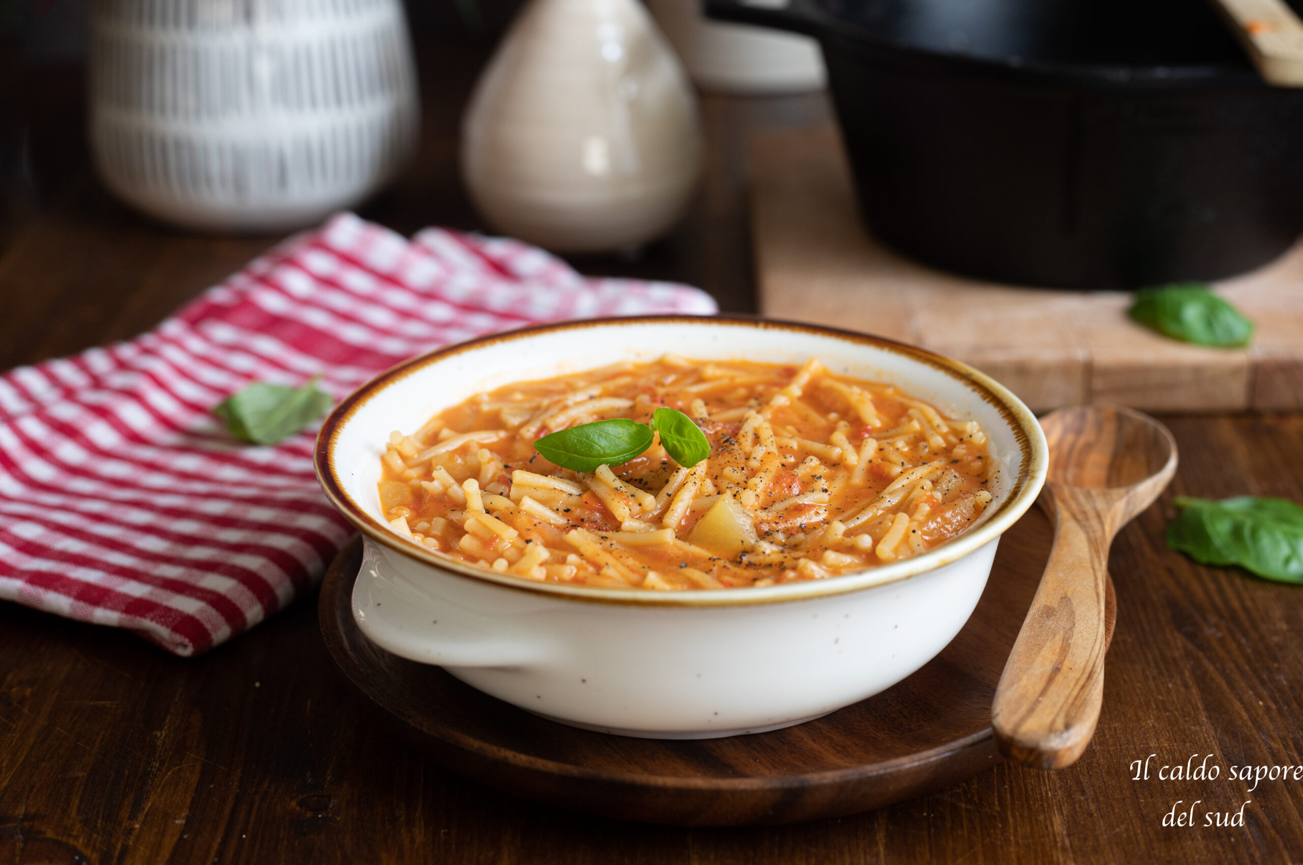 Sopa de pasta con cebolla, tomate y patatas