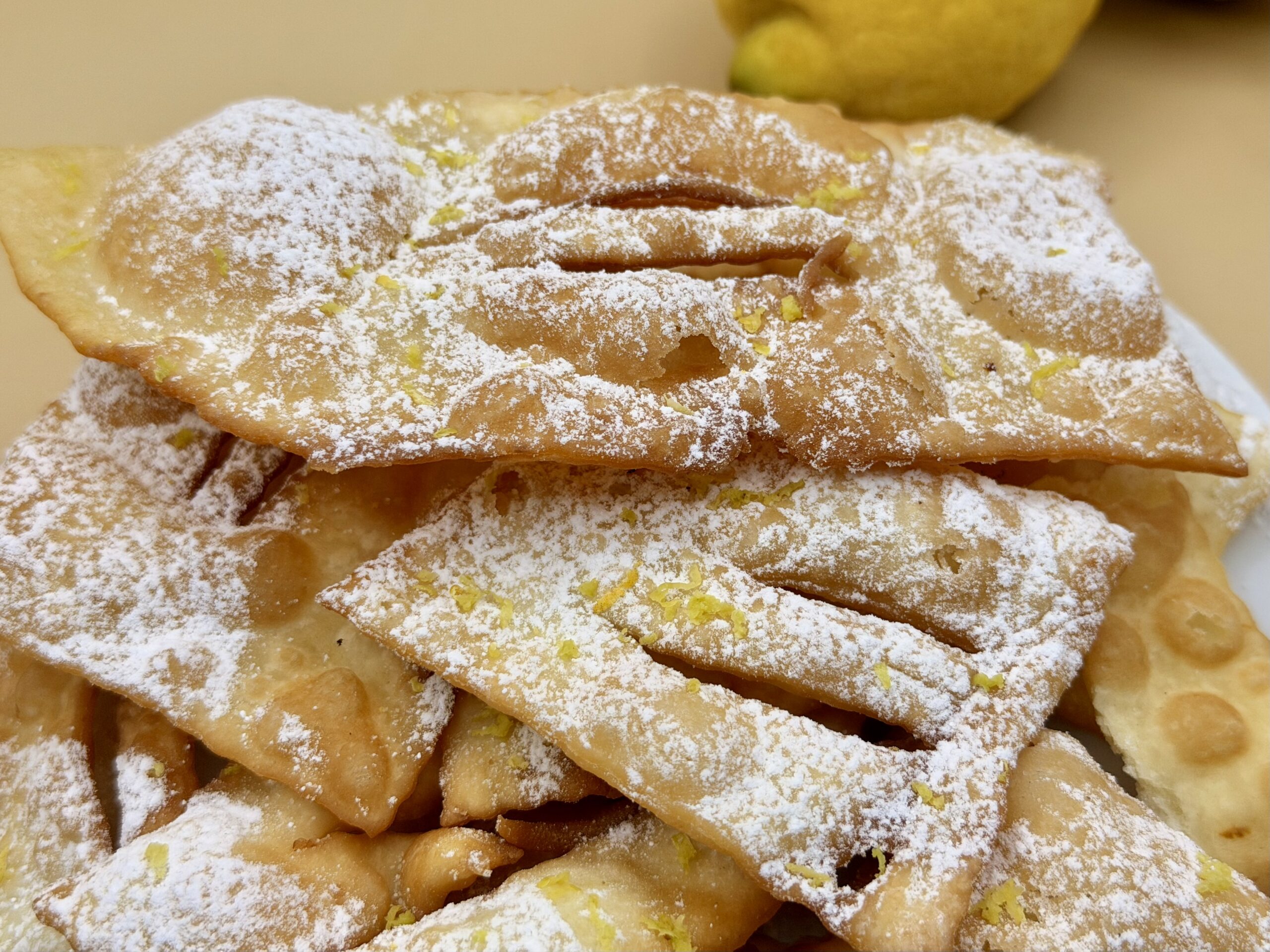 Chiacchiere de Carnaval con limoncello sin huevo: crujientes y aromáticas