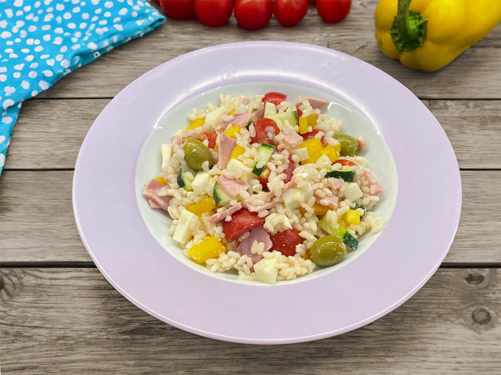Ensalada de arroz con verduras crudas y jamón