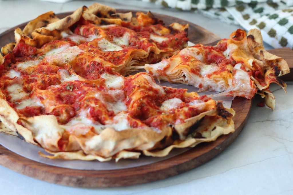 Deja enfriar la falsa pizza de pan carasau y consérvala en el frigorífico en un recipiente hermético hasta 1-2 días; para mantenerla crujiente, caliéntala en el horno o en la freidora de aire.