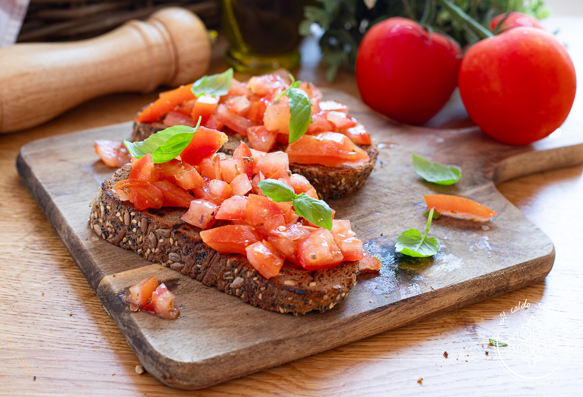 Bruschettas de tomate y albahaca