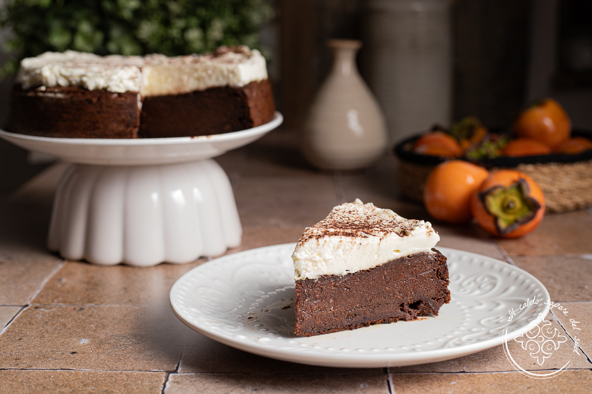 Tarta de caqui y cacao con frosting de mascarpone