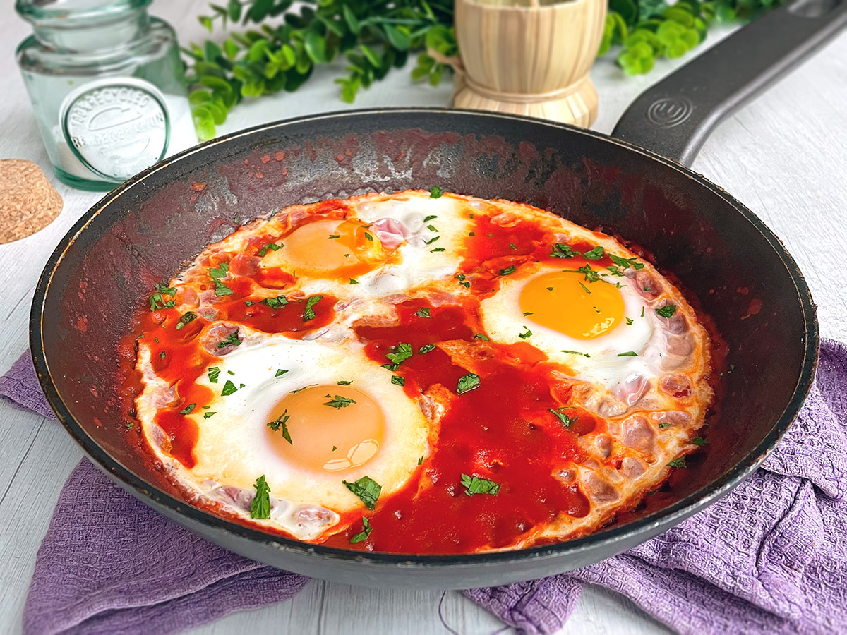 Huevos al tomate
