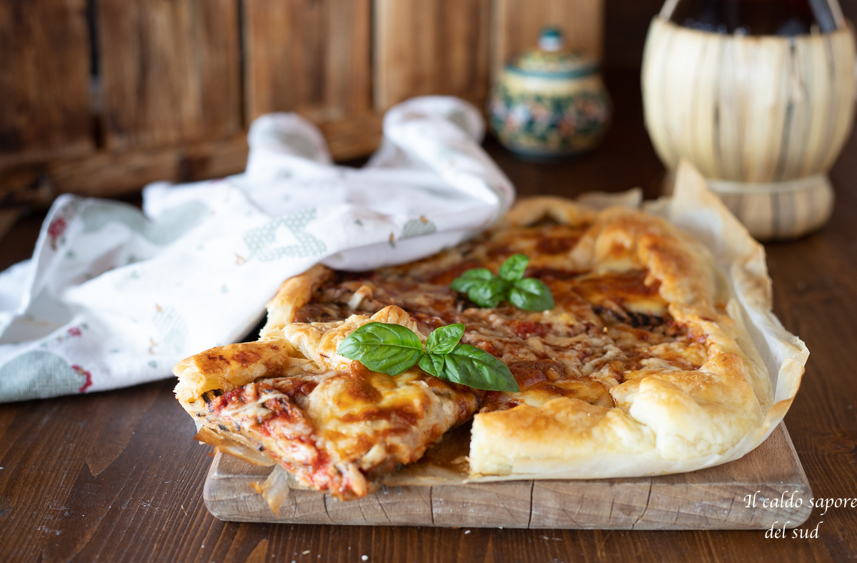 Hojaldre con berenjenas a la plancha, tomate y mozzarella
