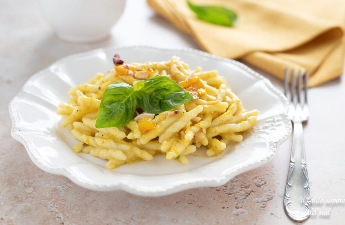 Pasta con crema de pimientos amarillos sin nata