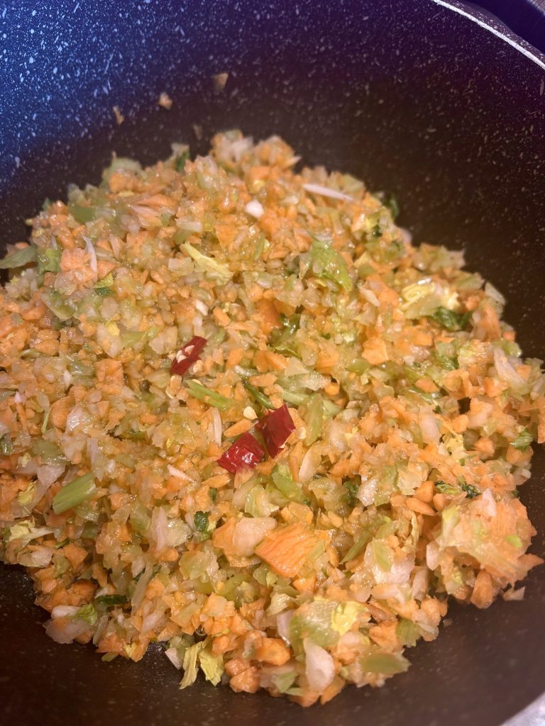 sofrito de verduras en olla con aceite de oliva virgen extra para rabo a la cazadora en blanco