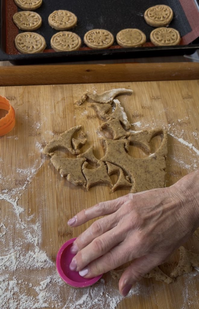 Preparación de galletas sin azúcar con moldes y recortes de masa quebrada