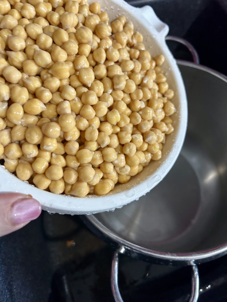 Garbanzos secos en remojo para pasta y garbanzos cremosa de la abuela