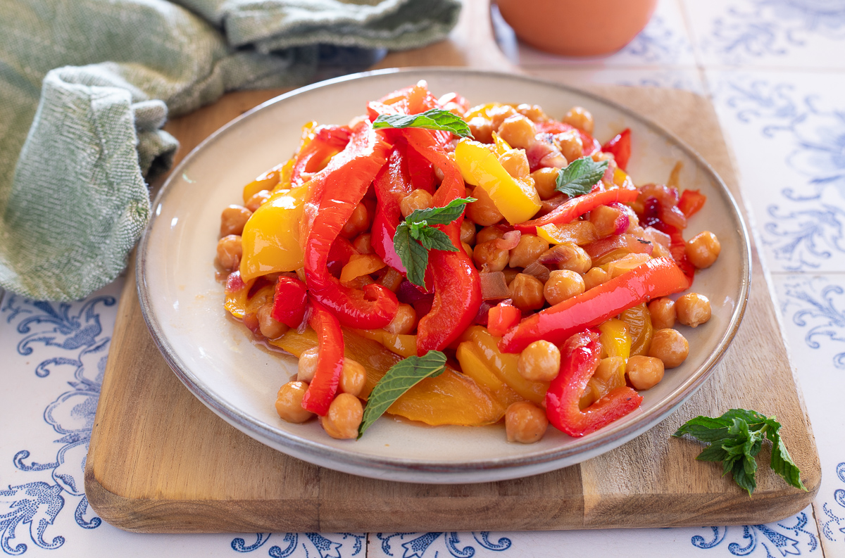 Garbanzos y pimientos salteados en sartén