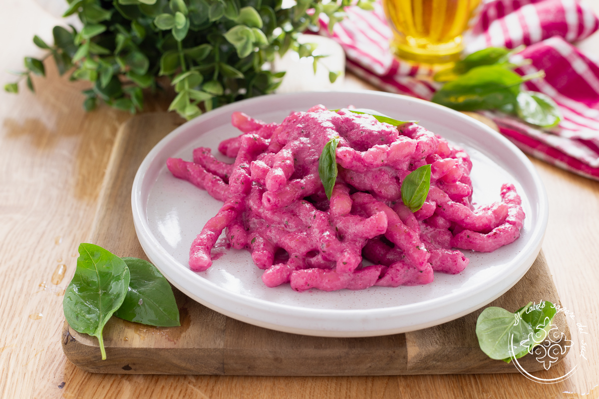 Pasta con pesto de remolacha