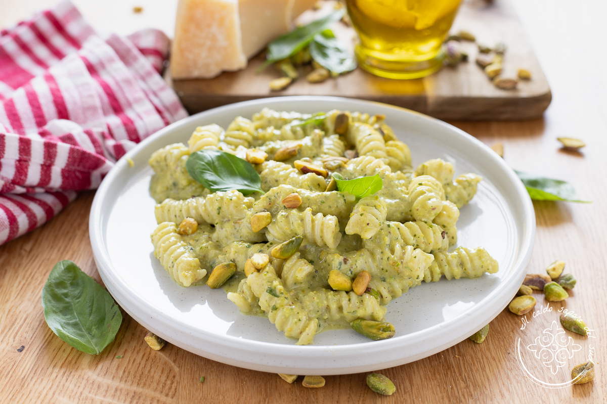 Pasta con pesto de pistachos y albahaca