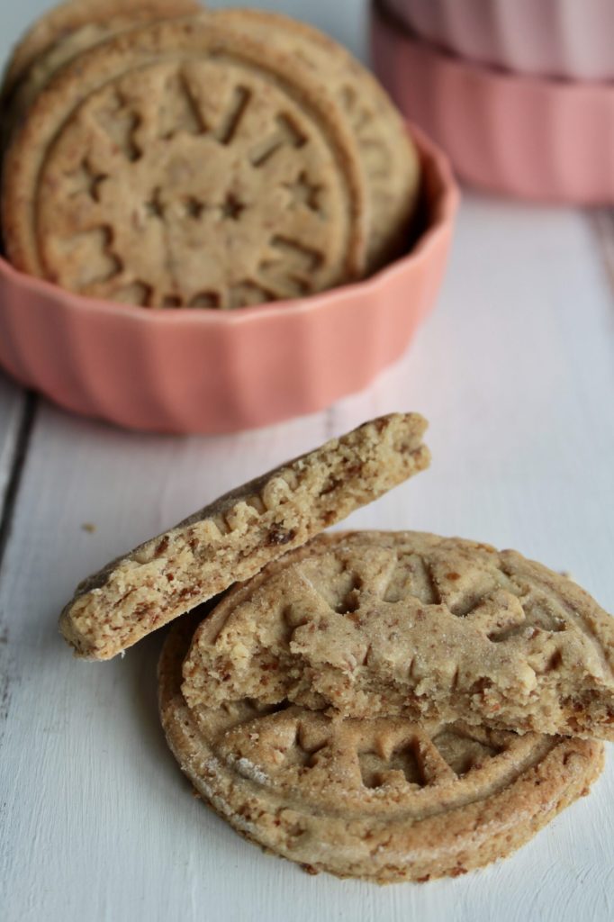 Interior de galletas sin azúcar con pasas y almendras, suaves y crujientes