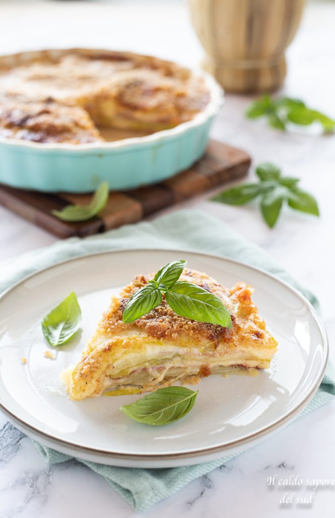 Pastel de patatas y calabacines gratinado con speck y queso