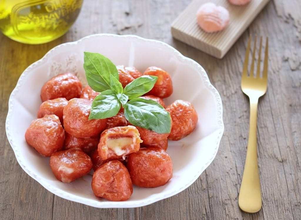 Ñoquis de tomate rellenos de mozzarella