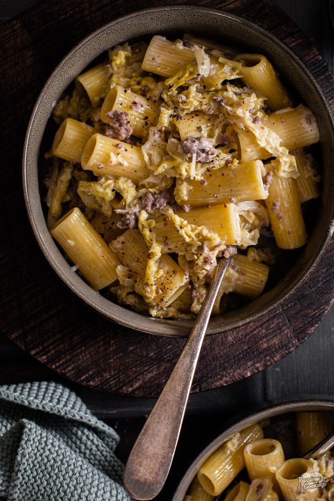Para la pasta con col y salchicha