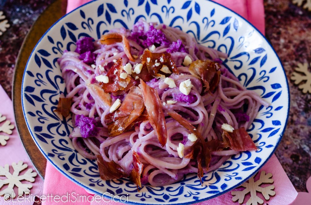 Pasta con crema di cavolo viola e speck