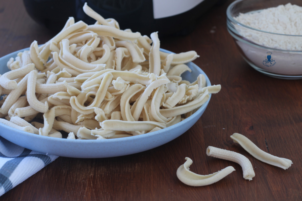 Pasta corta de espelta con la máquina para pasta
