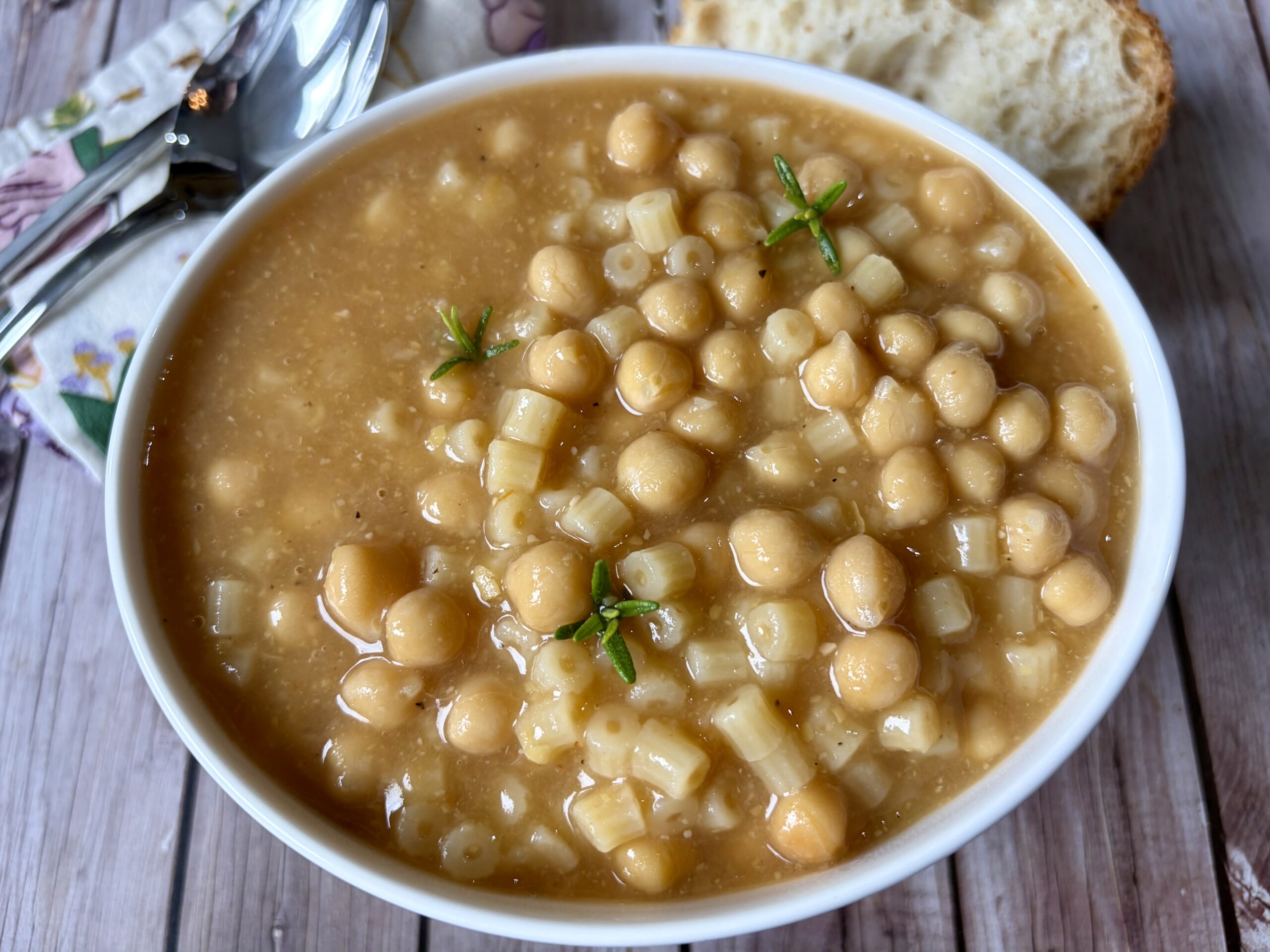 Pasta y garbanzos cremosa de la abuela