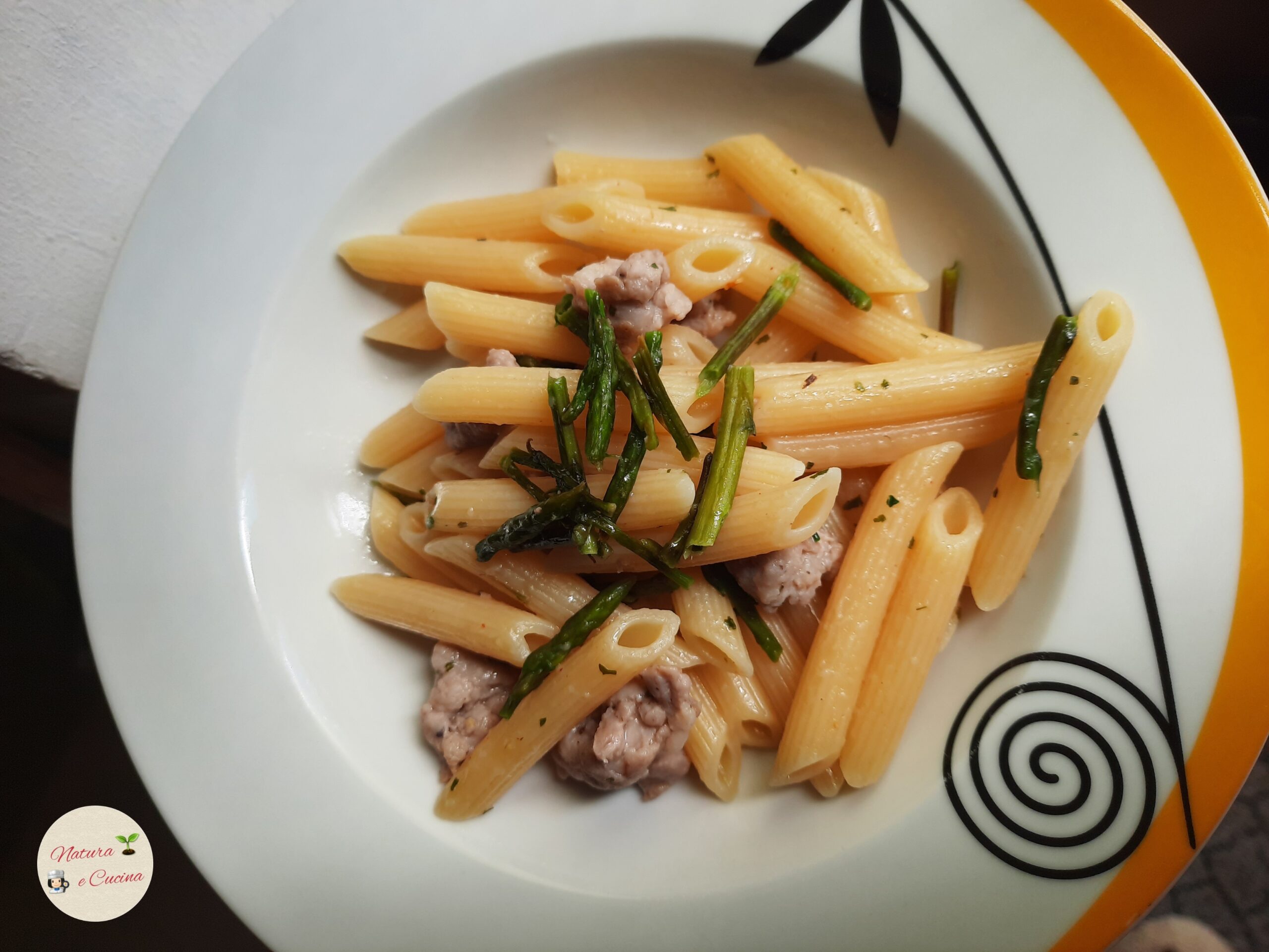 Pasta con espárragos silvestres y salchicha