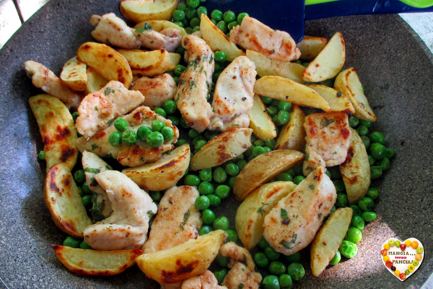 Pollo con patatas y guisantes en sartén