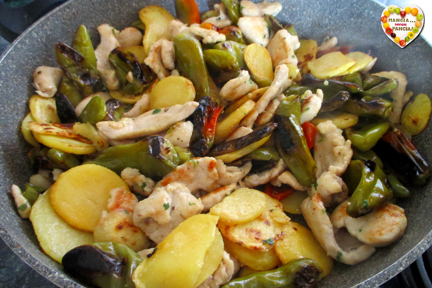 Pollo con pimientos verdes y patatas