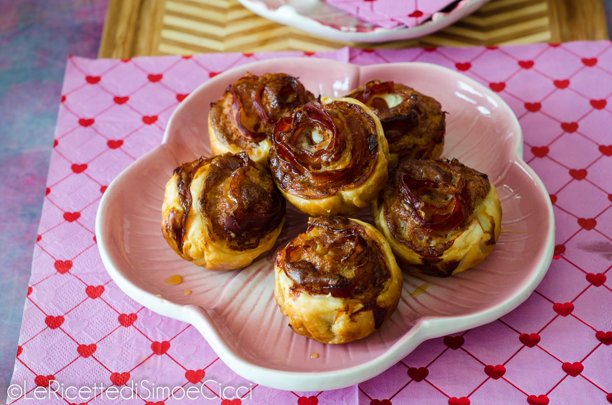 Rosas de hojaldre con brie, speck y miel