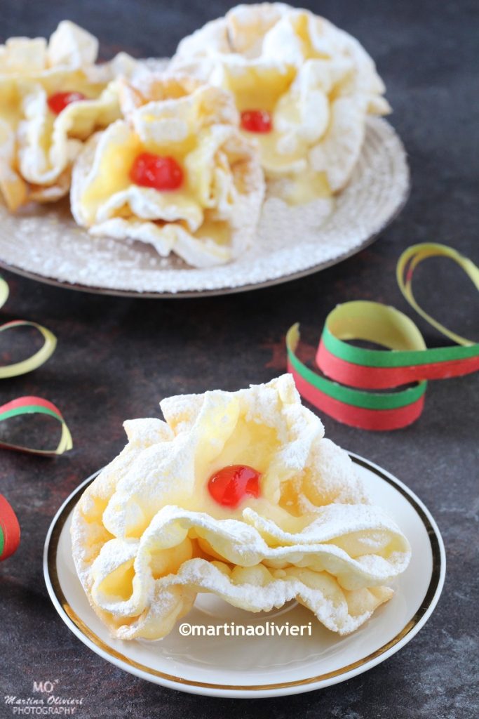 Rosas fritas con crema pastelera