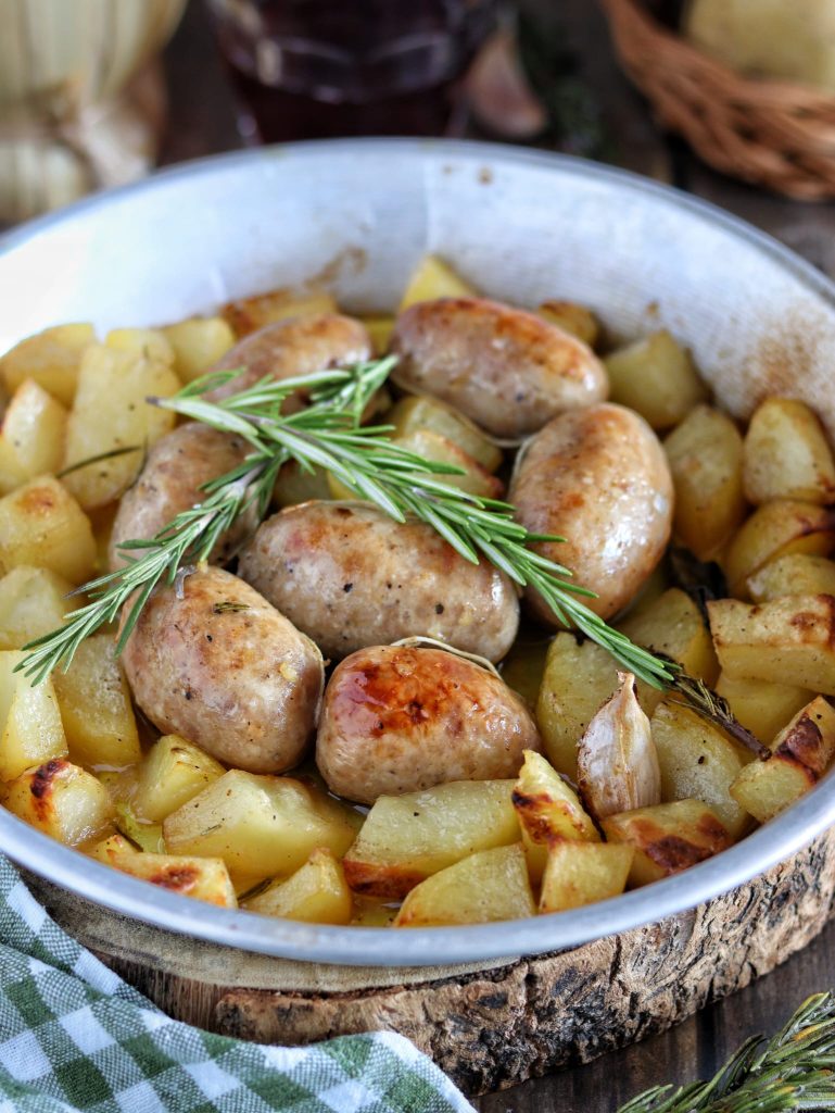 Salchichas y patatas al horno