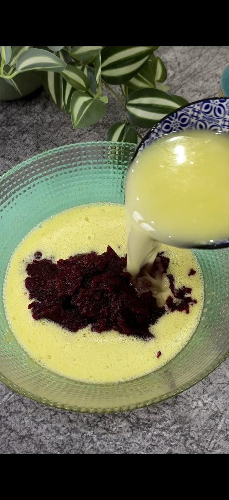 Añadimos el puré de remolachas y la mantequilla derretida