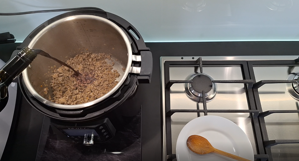 Desglasa la carne con el vino