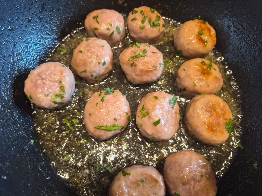 Albóndigas cremosas al vino blanco