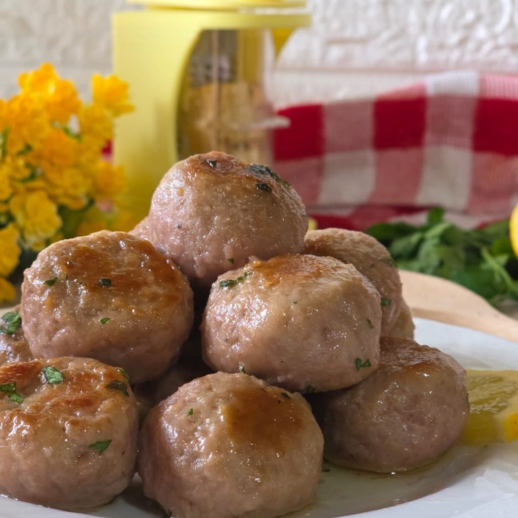 Albóndigas cremosas al vino blanco
