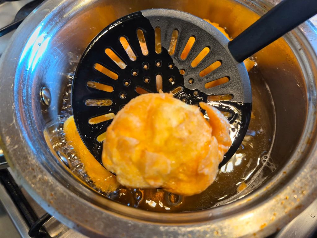 Buñuelos rellenos de crema pastelera