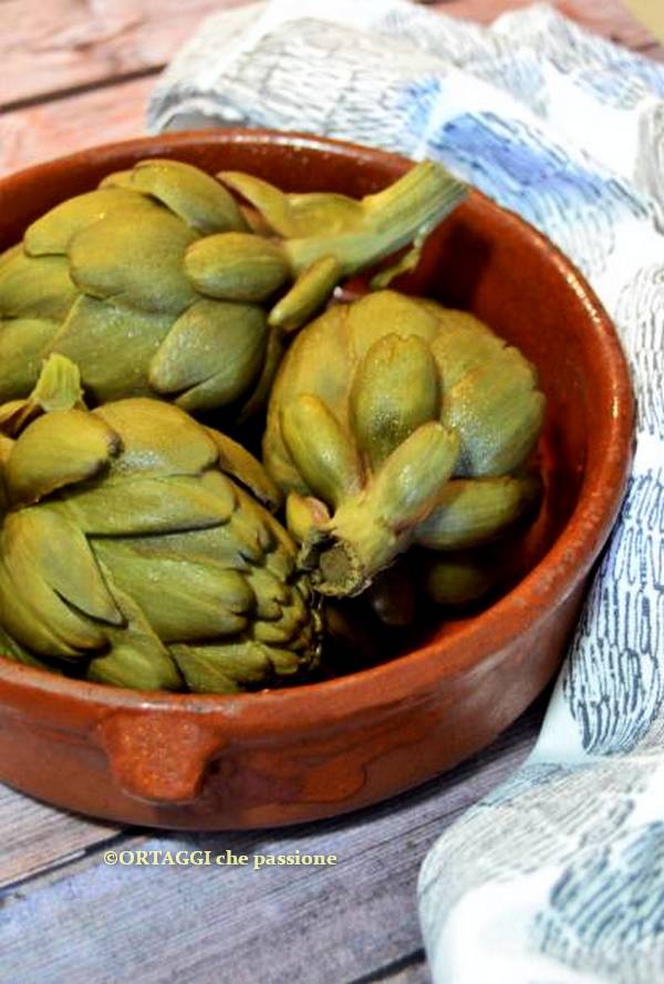 alcachofas hervidas cocidas en olla a presión al vapor