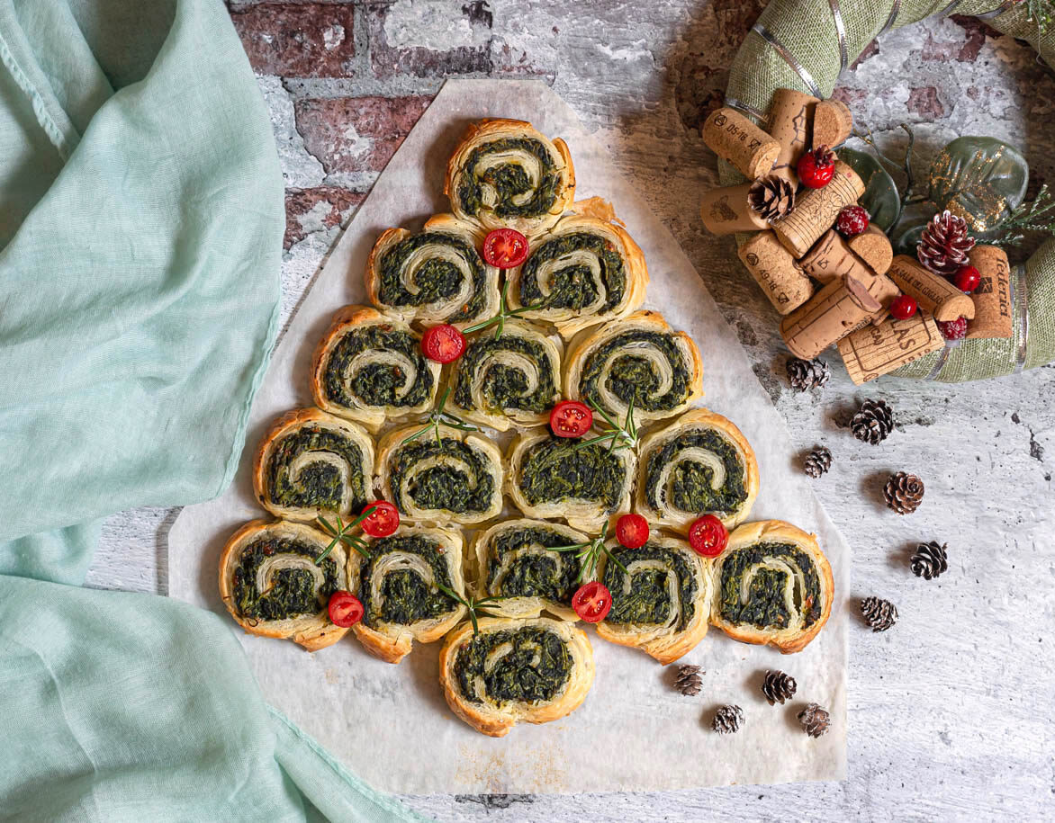 Árbol de Navidad de masa de hojaldre con espinacas y ricotta