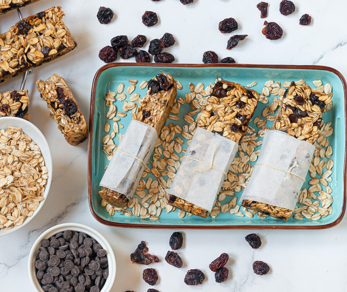 Barritas de copos de avena con chocolate y arándanos deshidratados