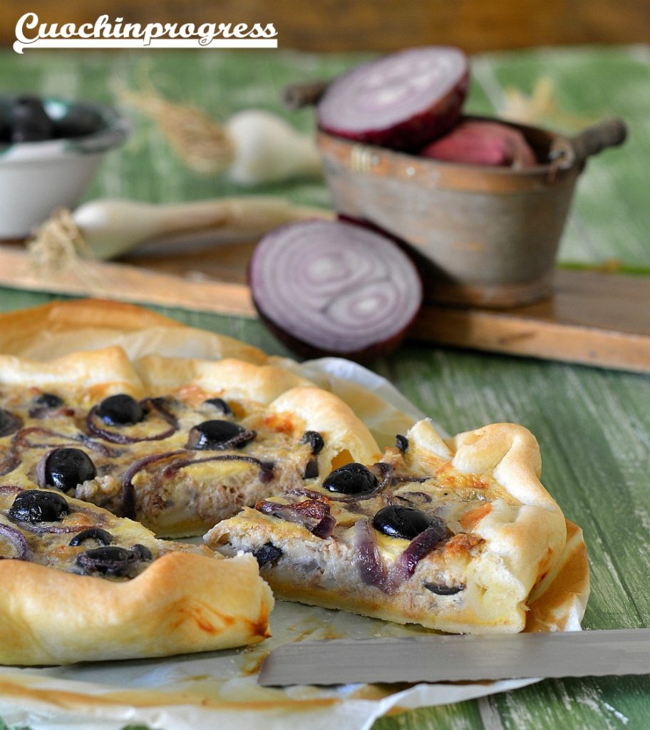 brisée de atún cebollas y aceitunas