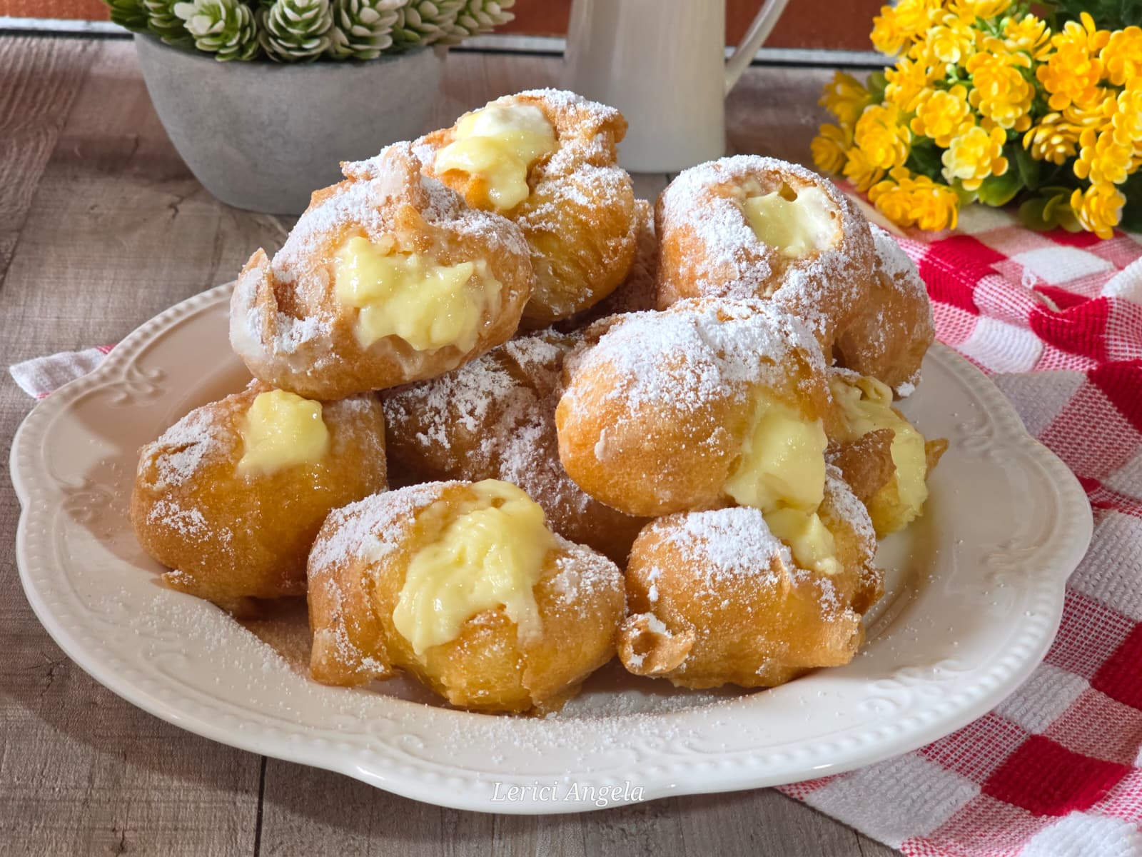 Buñuelos rellenos de crema pastelera